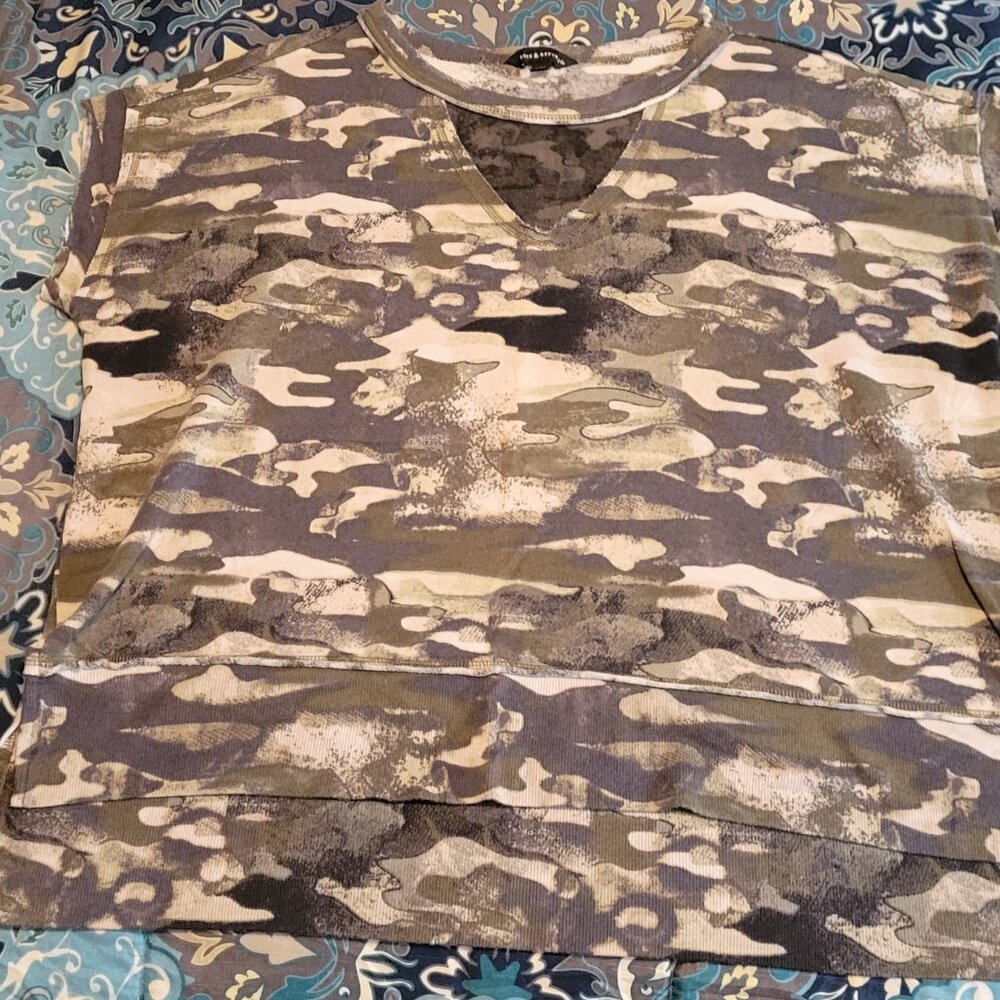Like NEW! Womens Rock & Republic Camo Top (Size XXL)